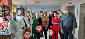 Δώρα στα νοσηλευόμενα παιδιά του Παιδιατρικού και Παιδοχειρουργικού από τους εργαζόμενους του ΓΝΛ