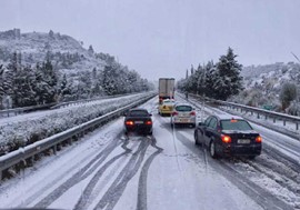 Χιονίζει στo νομό Λάρισας – Σε ποια σημεία  χρειάζονται αντιολισθητικές αλυσίδες