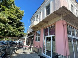 Λαχτάρησαν στην Ελασσόνα – Κατέρρευσε σκέπαστρο καφενείου στο κέντρο της πόλης
