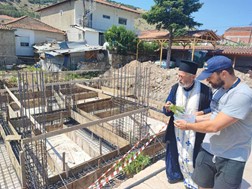 Ανοικοδόμηση στο σεισμόπληκτο Δαμάσι - Αγιασμός θεμελίων του πρώτου σπιτιού 