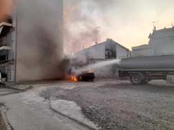 Aυτοκίνητο τυλίχθηκε στις φλόγες στο κέντρο του Τυρνάβου 
