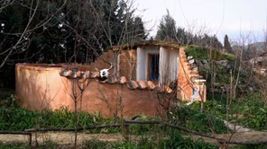 Σπίτια από άχυρο και πηλό στις παρυφές του Κισσάβου (video)