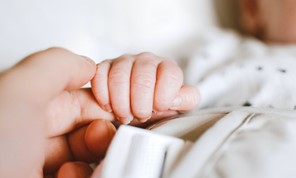 Τρίκαλα: Πέθανε βρέφος μετά από πρόωρη γέννα - Νοσηλεύεται στο ΠΓΝΛ το δίδυμο αδερφάκι του