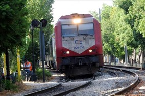 Παλαιοφάρσαλος: Ηλεκτροφόρα καλώδια έπεσαν σε τρένο, εγκλωβίζοντας εκατοντάδες επιβάτες