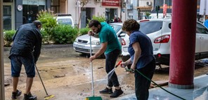 “Καμπανάκι” Τζανάκη για τη "νόσο των πτηνοτρόφων" στη Θεσσαλία - Τι προκαλεί
