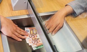 Διεκδικεί 40.000 ευρώ για ατύχημα σε τράπεζα της Λάρισας
