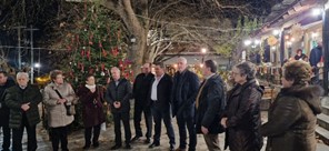 Δ.Τεμπών: Φωταγωγήθηκαν τα χριστουγεννιάτικα δέντρα στη Σπηλιά και την Ραψάνη 