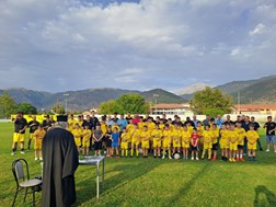 O Γιώργος Μανώλης στον αγιασμό της ποδοσφαιρικής ομάδας του Κισσάβου 