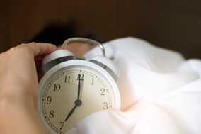 Πόσο πειράζει να πατάμε το snooze στο ξυπνητήρι; Οι ειδικοί απαντούν 