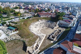 Γκρεμίζεται το πρώτο κτίριο απέναντι από το Αρχαίο Θέατρο της Λάρισας