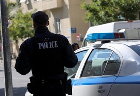 Θεσσαλία: Χειροπέδες σε αστυνομικό που έβγαζε “μαϊμού” άδειες για όπλα