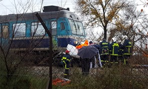 Tρένο παρέσυρε αυτοκίνητο στα Τρίκαλα – Νεκρός ο οδηγός 