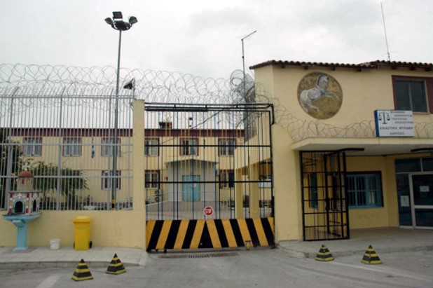 Ξεσπά η μητέρα του 26χρονου που πέθανε στις φυλακές Λάρισας (Βίντεο)